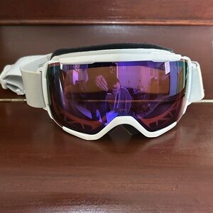 SMITH Youth Snow Goggles with White Frame and Purple Lens